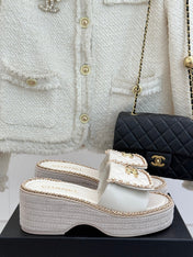 THICK-SOLED CHAIN HEART SLIPPER IN WHITE LAMBSKIN