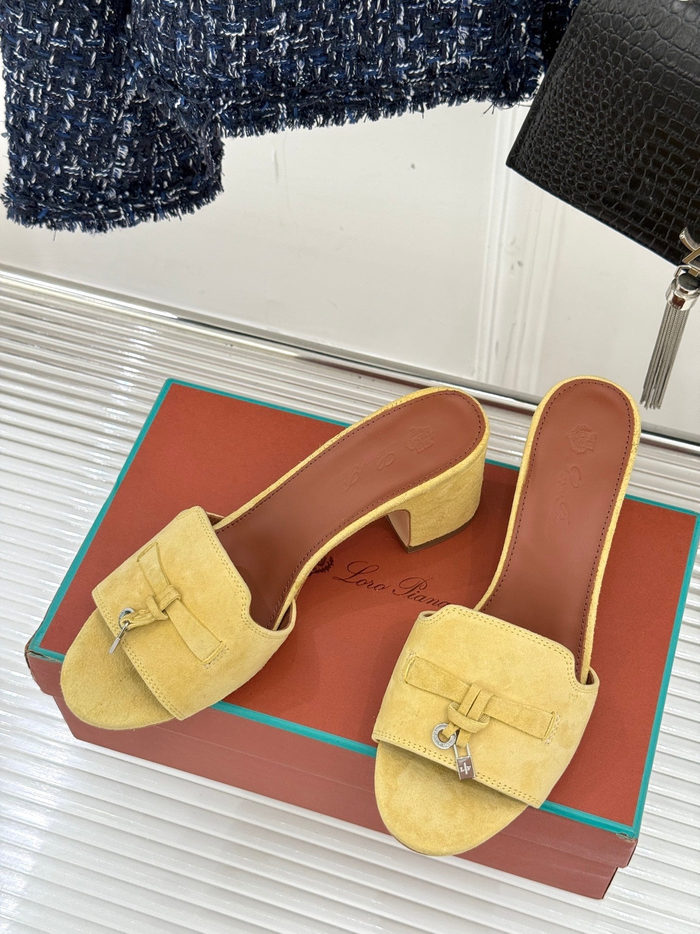 HIGH HEELS IN YELLOW SUEDE AND LAMBSKIN