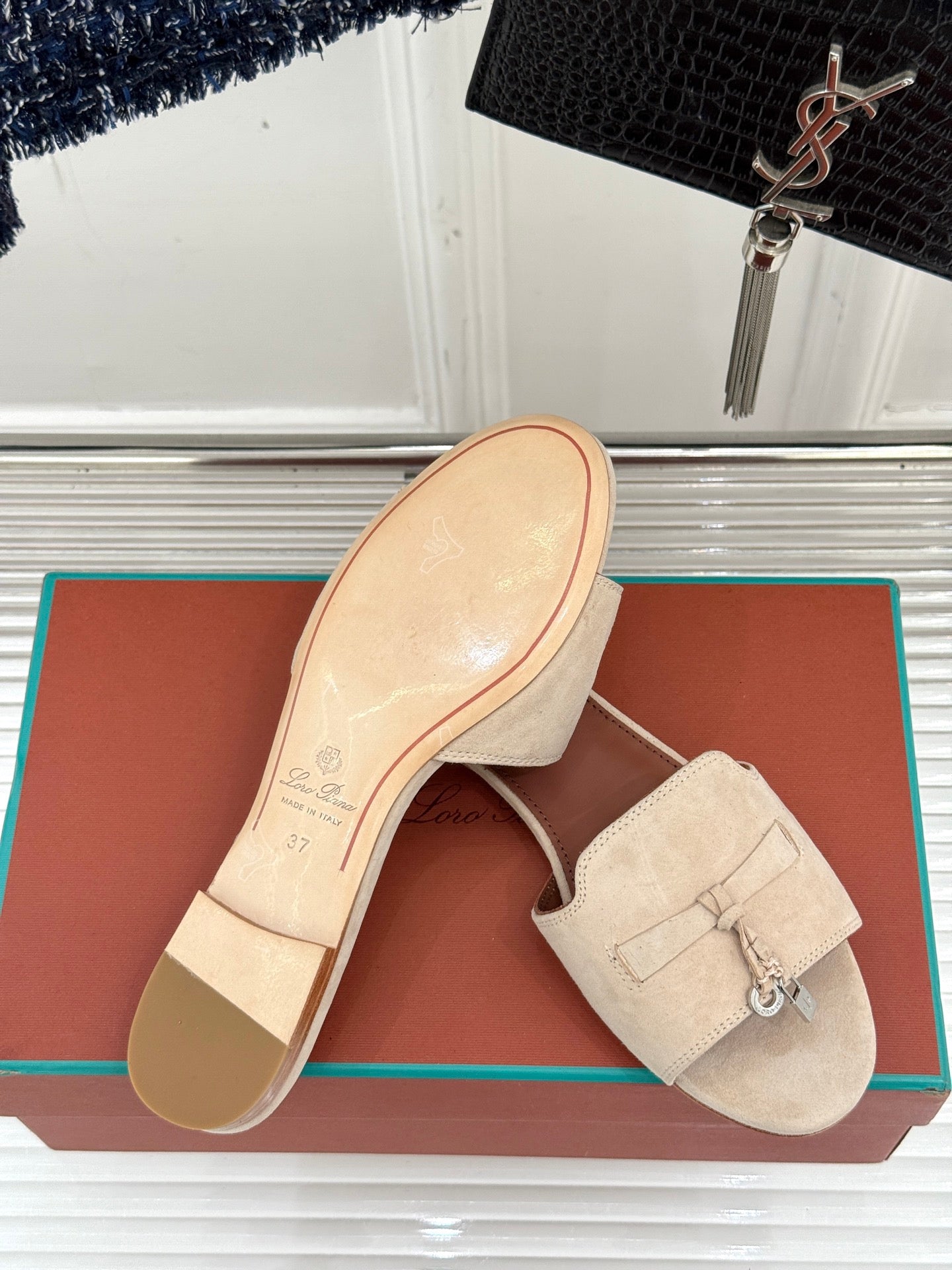 FLAT SANDALS IN BEIGE SUEDE AND LAMBSKIN