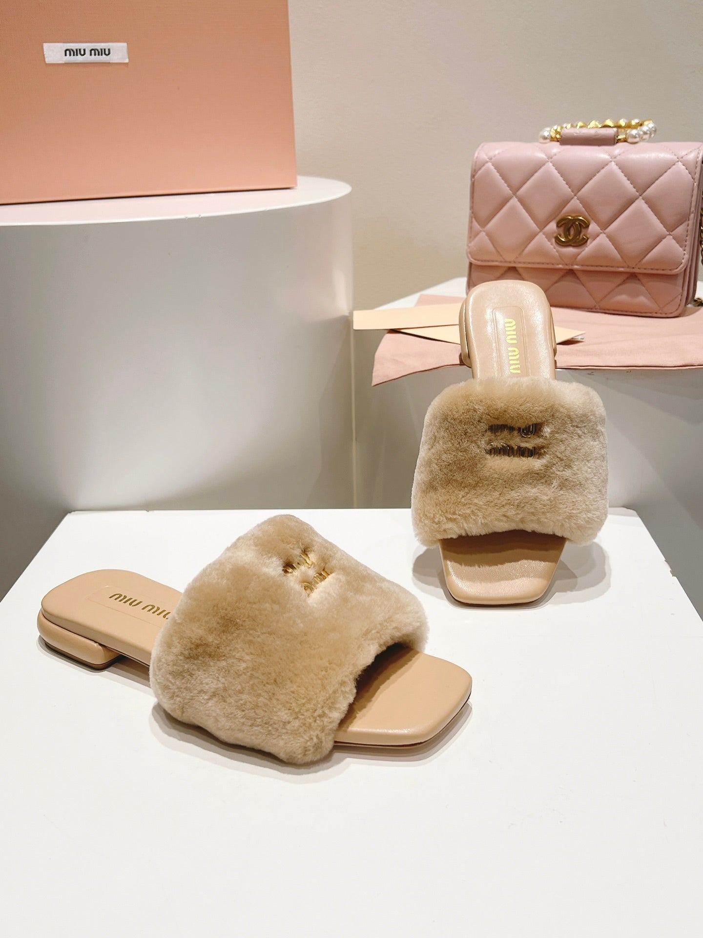 MIUMIU 26S SQUARE-TOE SANDALS IN BEIGE SHEARLING AND LEATHER