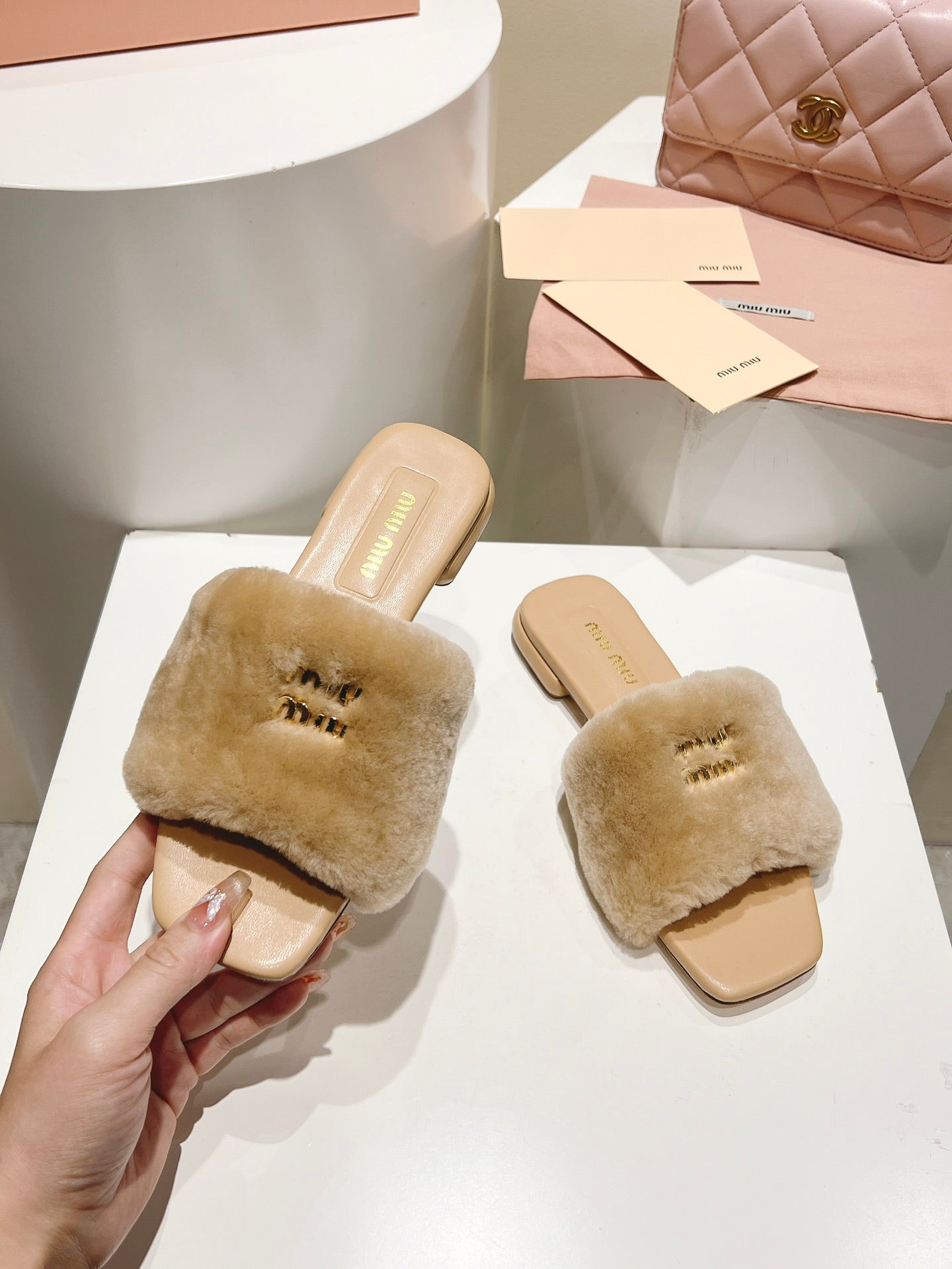MIUMIU 26S SQUARE-TOE SANDALS IN BEIGE SHEARLING AND LEATHER