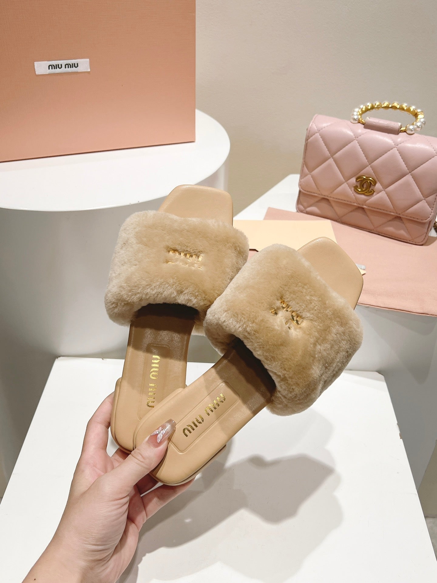 MIUMIU 26S SQUARE-TOE SANDALS IN BEIGE SHEARLING AND LEATHER