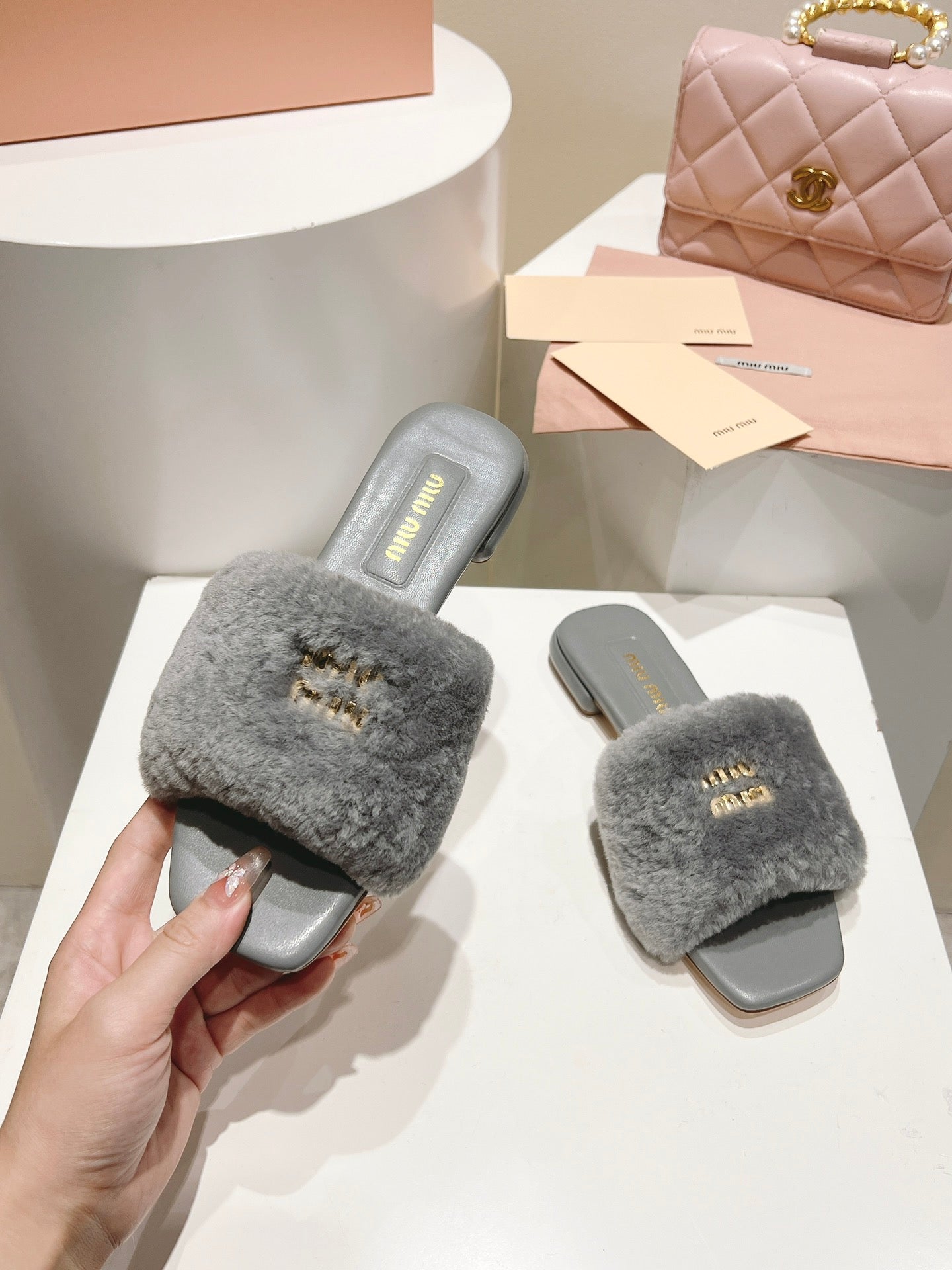 MIUMIU 26S SQUARE-TOE SANDALS IN GREY SHEARLING AND LEATHER