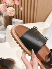 FLAT SANDALS IN BLACK TRIOMPHE EMBOSSED SMOOTH CALFSKIN