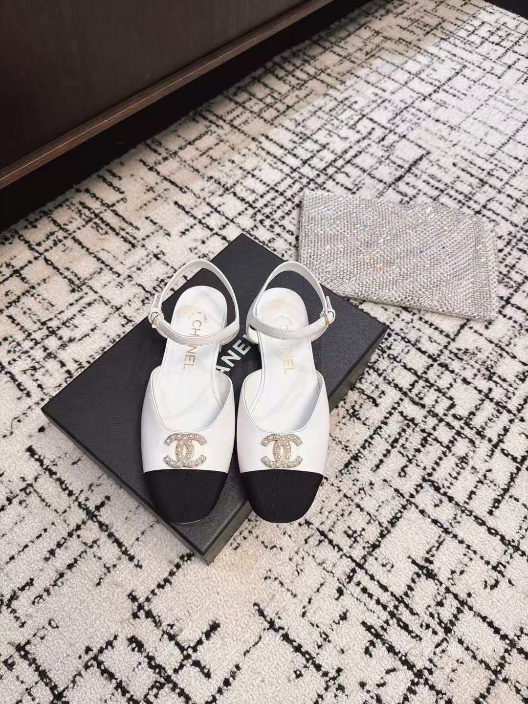 FLAT SLINGBACKS IN WHITE CALFSKIN AND BLACK FABRIC