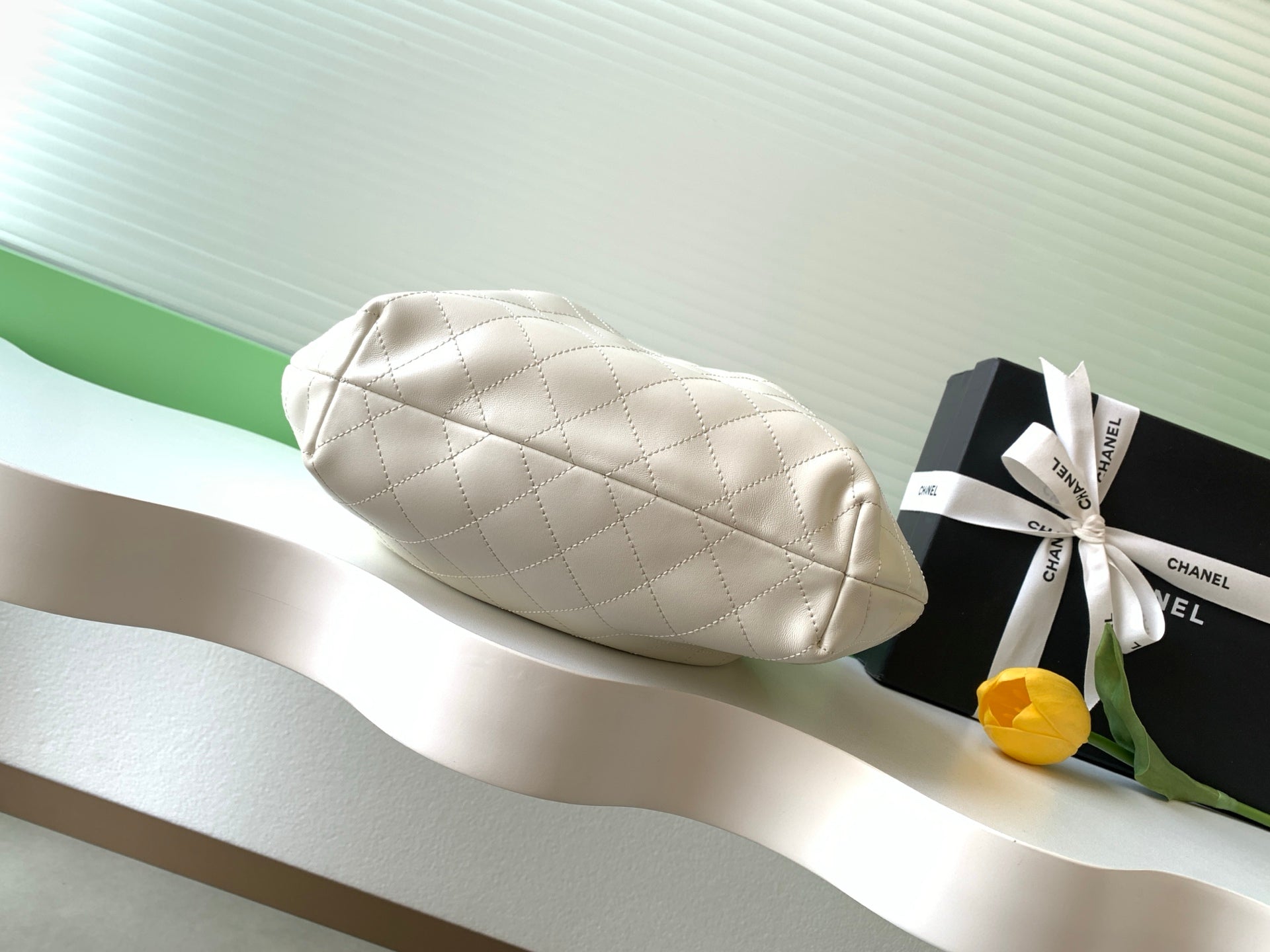 CHANEL 26S HAND BAG 32 IN IVORY WHITE LAMBSKIN GOLD HARDWARE