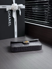 CHANEL 26S WALLET ON CHAIN 22 IN CHARCOAL GRAY CROCODILE-EMBOSSED CALFSKIN GOLD HARDWARE