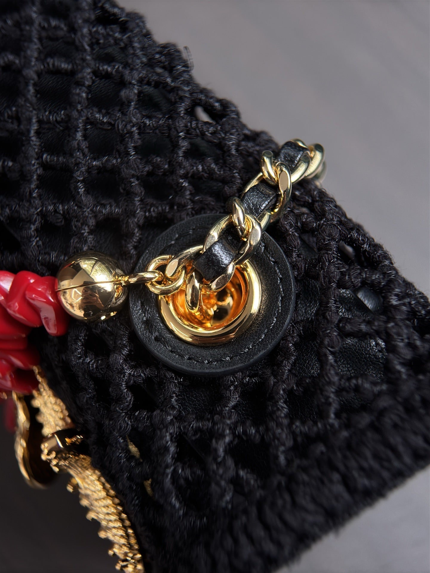 CHANEL 26S SMALL FLAP BAG 21 IN BLACK MESH-WOVEN RAFFIA AND CALFSKIN GOLD HARDWARE