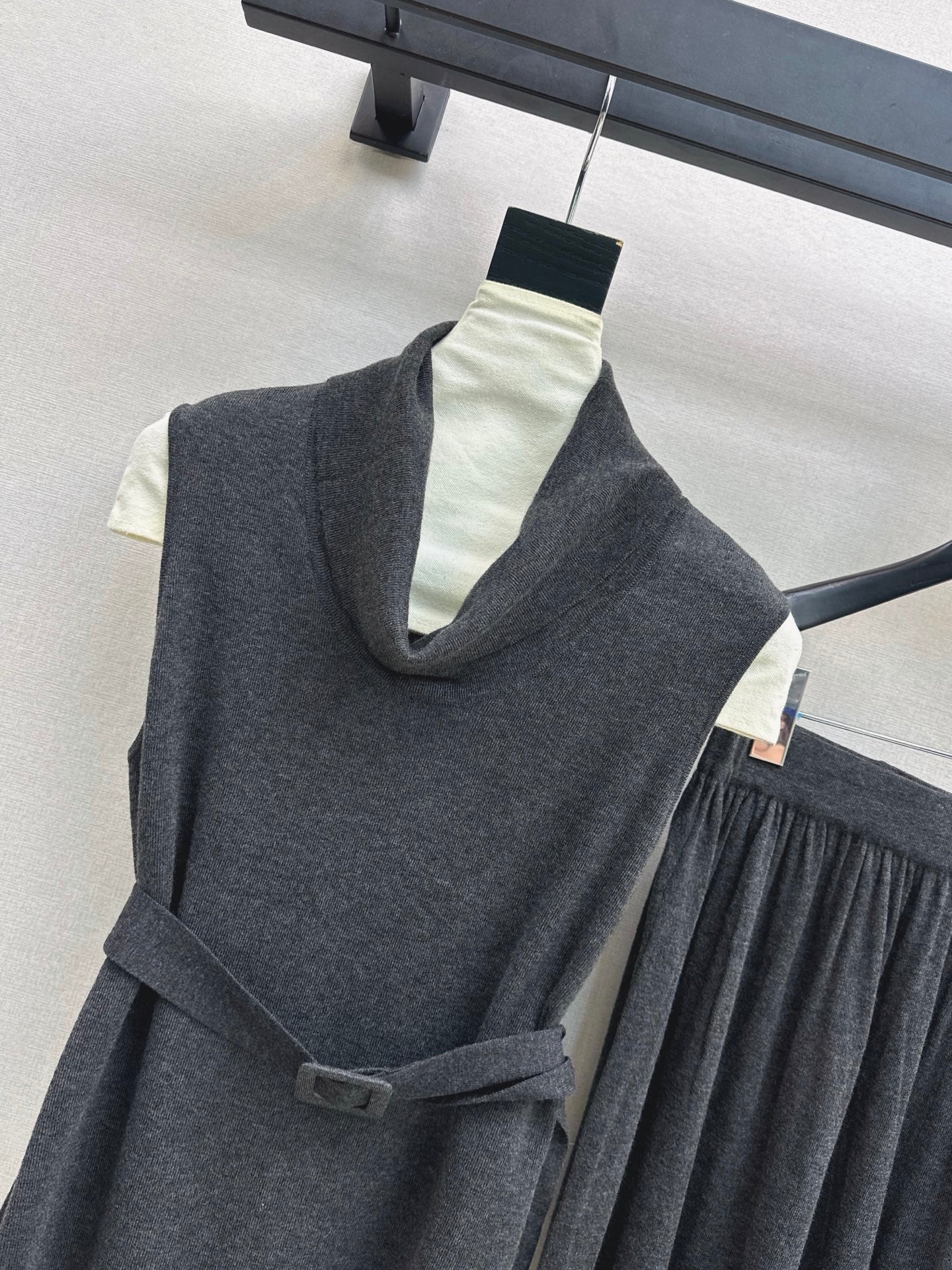 HERMES 26S SLEEVELESS TOP AND STRAIGHT-LEG TROUSERS SET 754