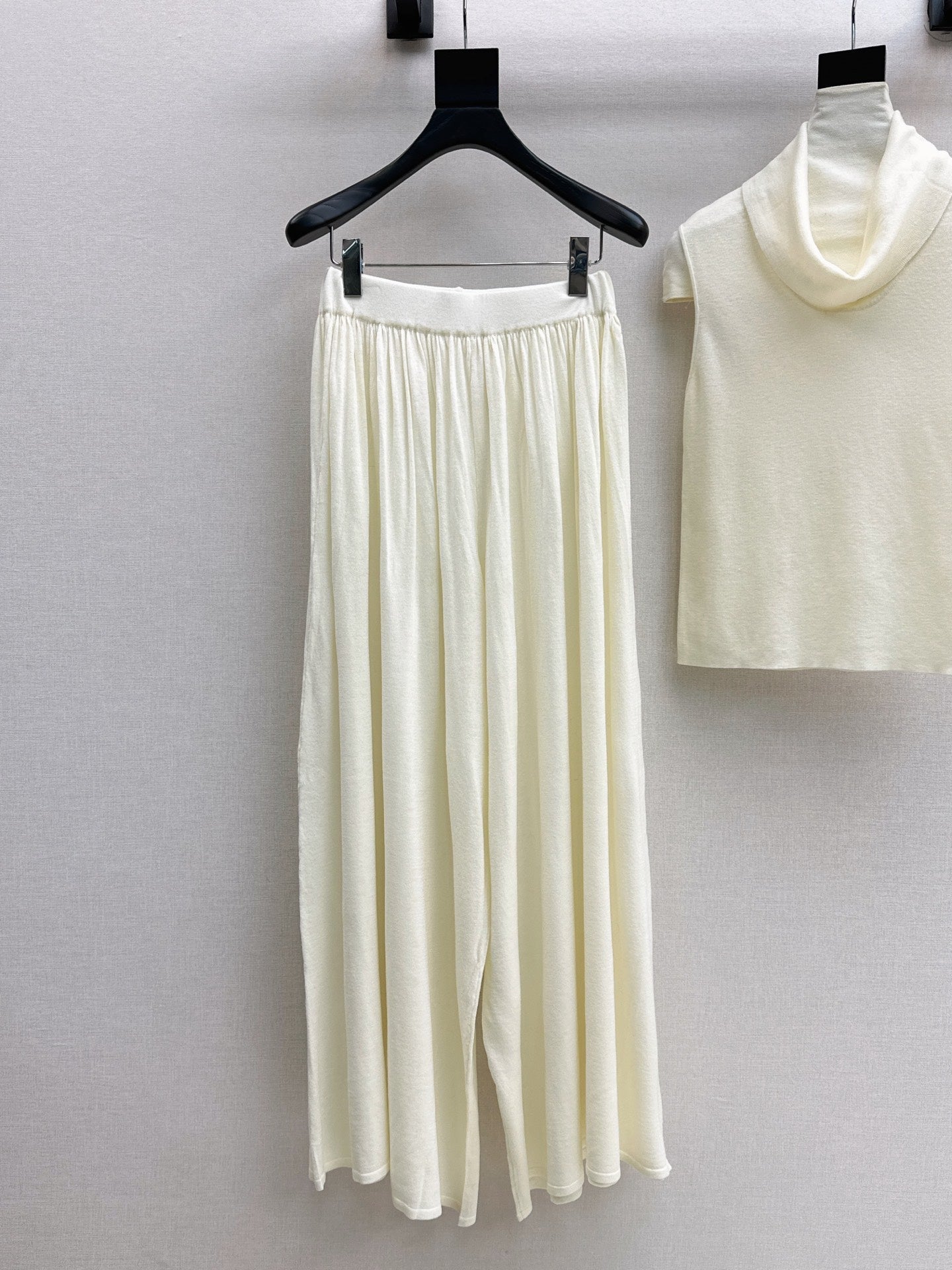 HERMES 26S SLEEVELESS TOP AND STRAIGHT-LEG TROUSERS SET 753