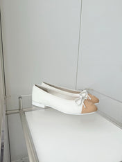 CHANEL 26S BALLET FLATS IN WHITE CALFSKIN WITH BEIGE TOE CAP AND BOW