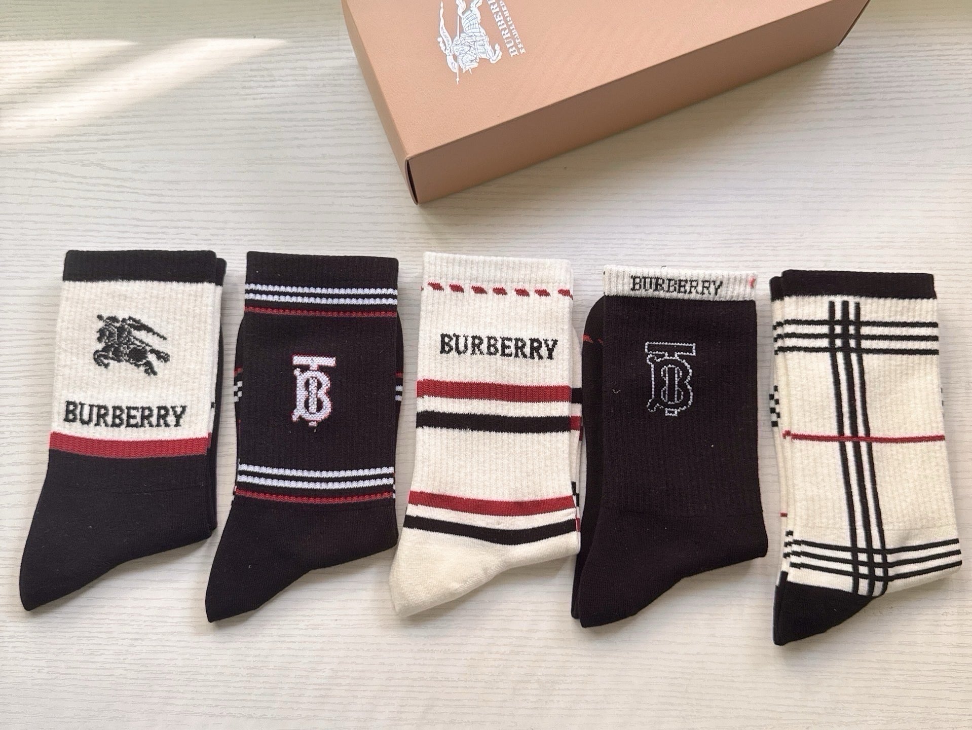 BURBERRY 26S CREW SOCKS 410326 (1 BOX)
