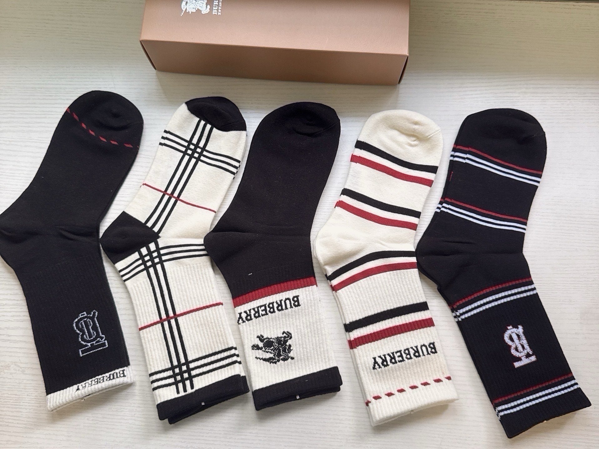 BURBERRY 26S CREW SOCKS 410326 (1 BOX)