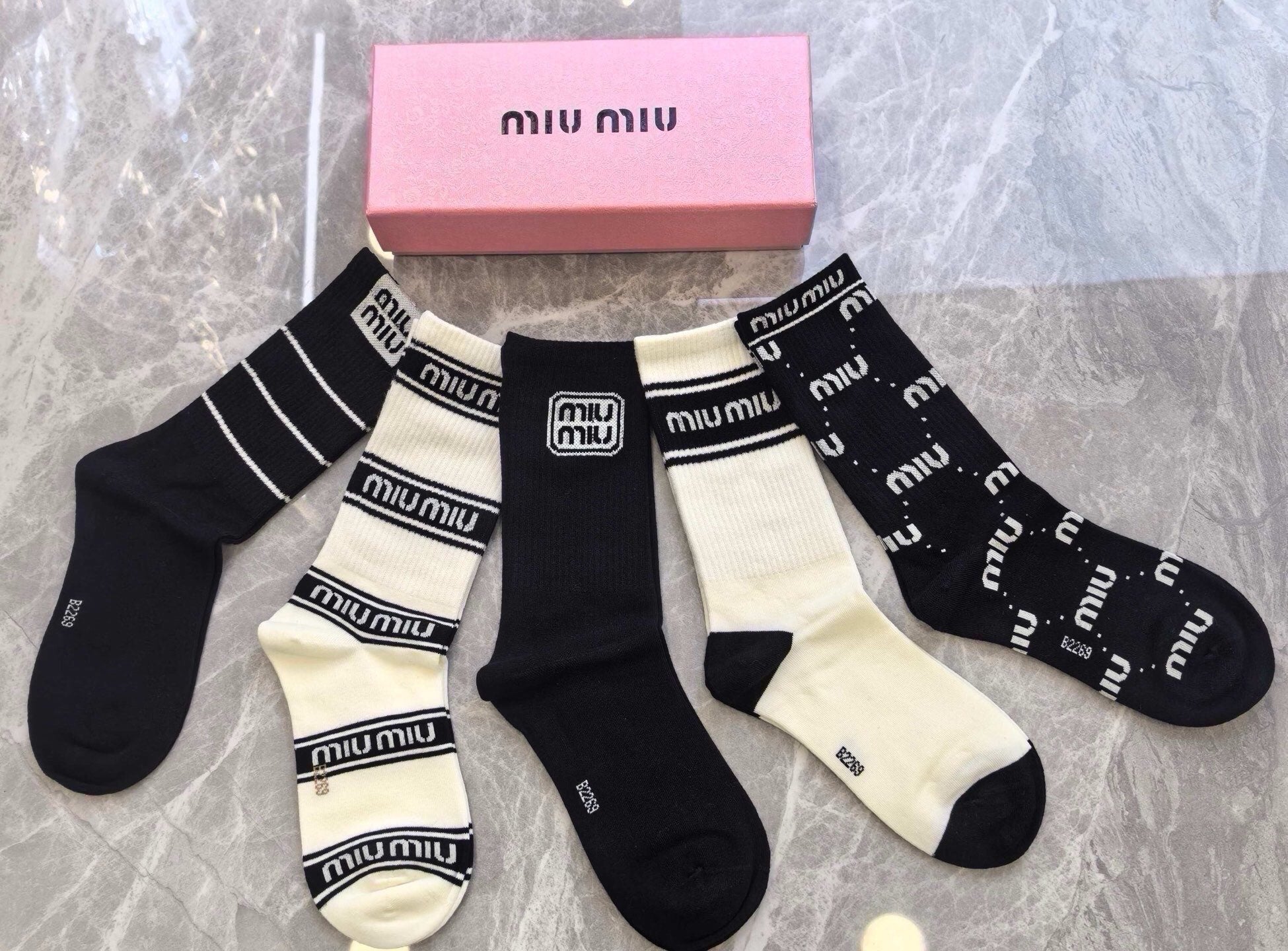 MIUMIU 26S CREW SOCKS 413939 (1 BOX)