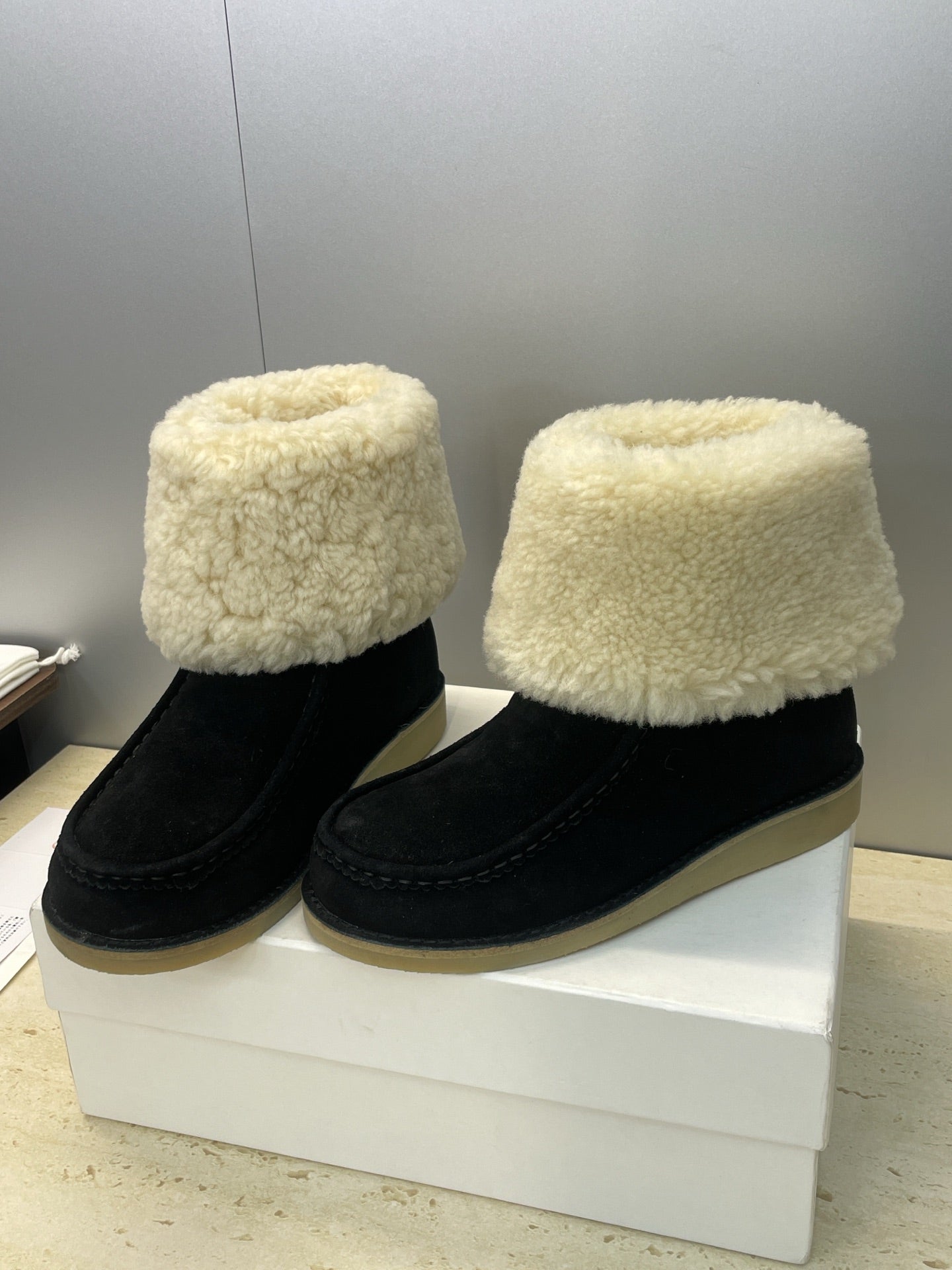 CHLOÉ 26S SHEARLING BOOTS IN BLACK SUEDE