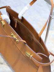 MANHATTAN SHOPPING BAG 40 IN TAWNY BROWN SMOOTH LAMBSKIN GOLD BUCKLE
