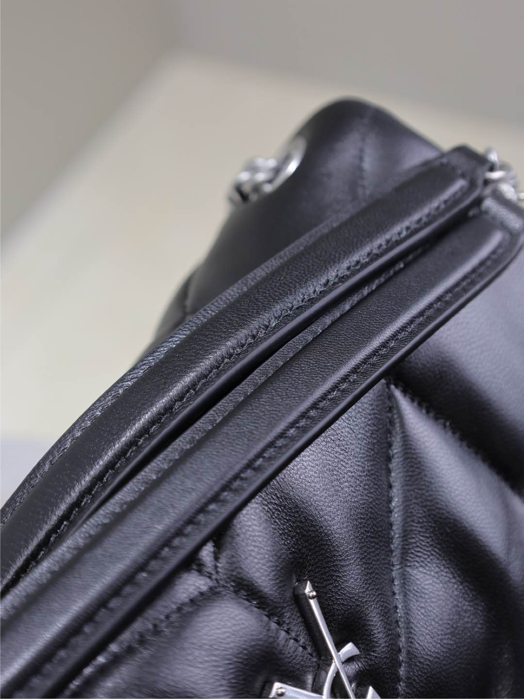 YSL 25S LOULOU PUFFER MM 29 IN BLACK CALFSKIN SILVER HARDWARE