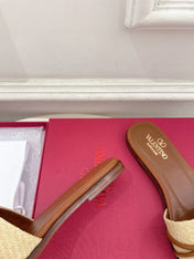 GARAVANI V LOGO SIGNATURE SLIDE IN BEIGE RAFFIA AND BROWN CALFSKIN