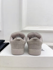 HUNTINGTON LOW LACE-UP SNEAKER IN PASTEL GRAY SUEDE AND MESH