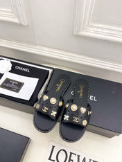 CHANEL 26S FLAT SANDALS IN BLACK LAMBSKIN CHARM-DECORATED