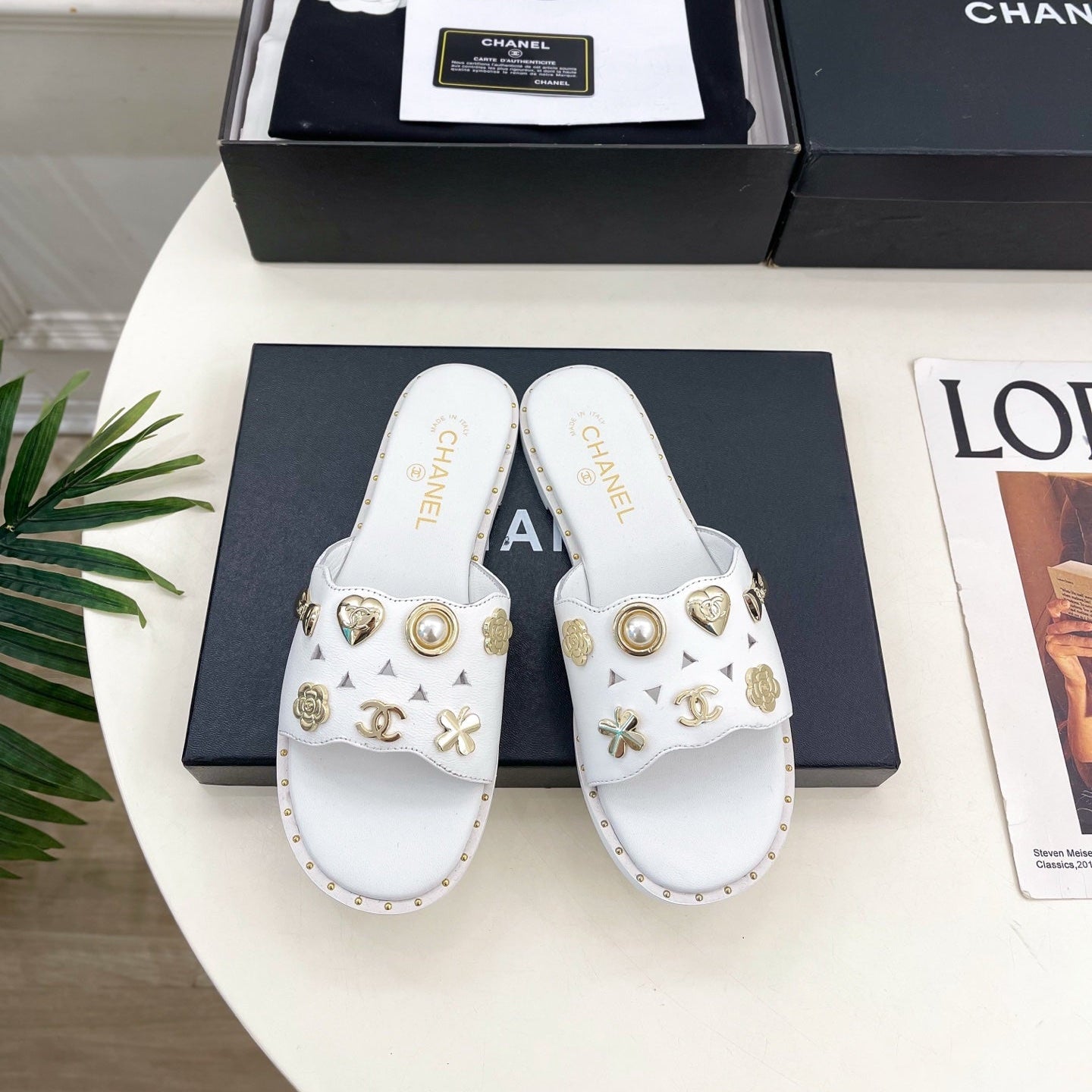 CHANEL 26S FLAT SANDALS IN WHITE LAMBSKIN CHARM-DECORATED