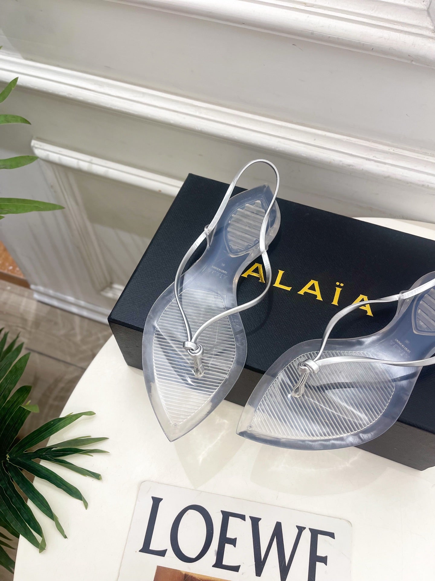 ALAIA 26S POINTED-TOE THONG SANDALS IN SILVER AND TRANSPARENT PVC