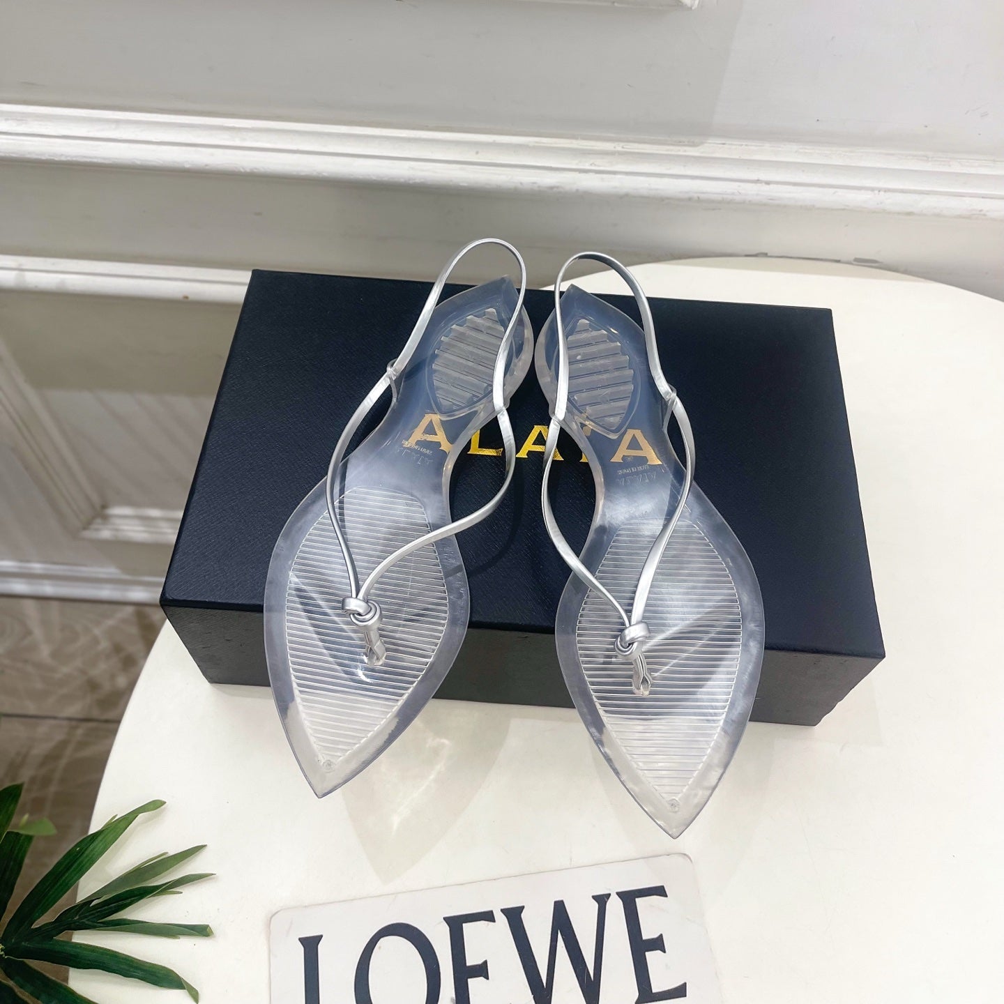 ALAIA 26S POINTED-TOE THONG SANDALS IN SILVER AND TRANSPARENT PVC