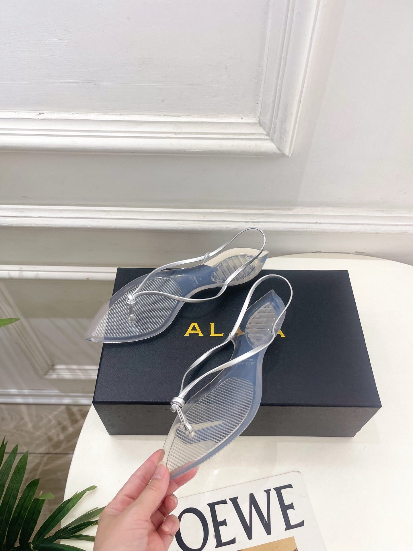 ALAIA 26S POINTED-TOE THONG SANDALS IN SILVER AND TRANSPARENT PVC