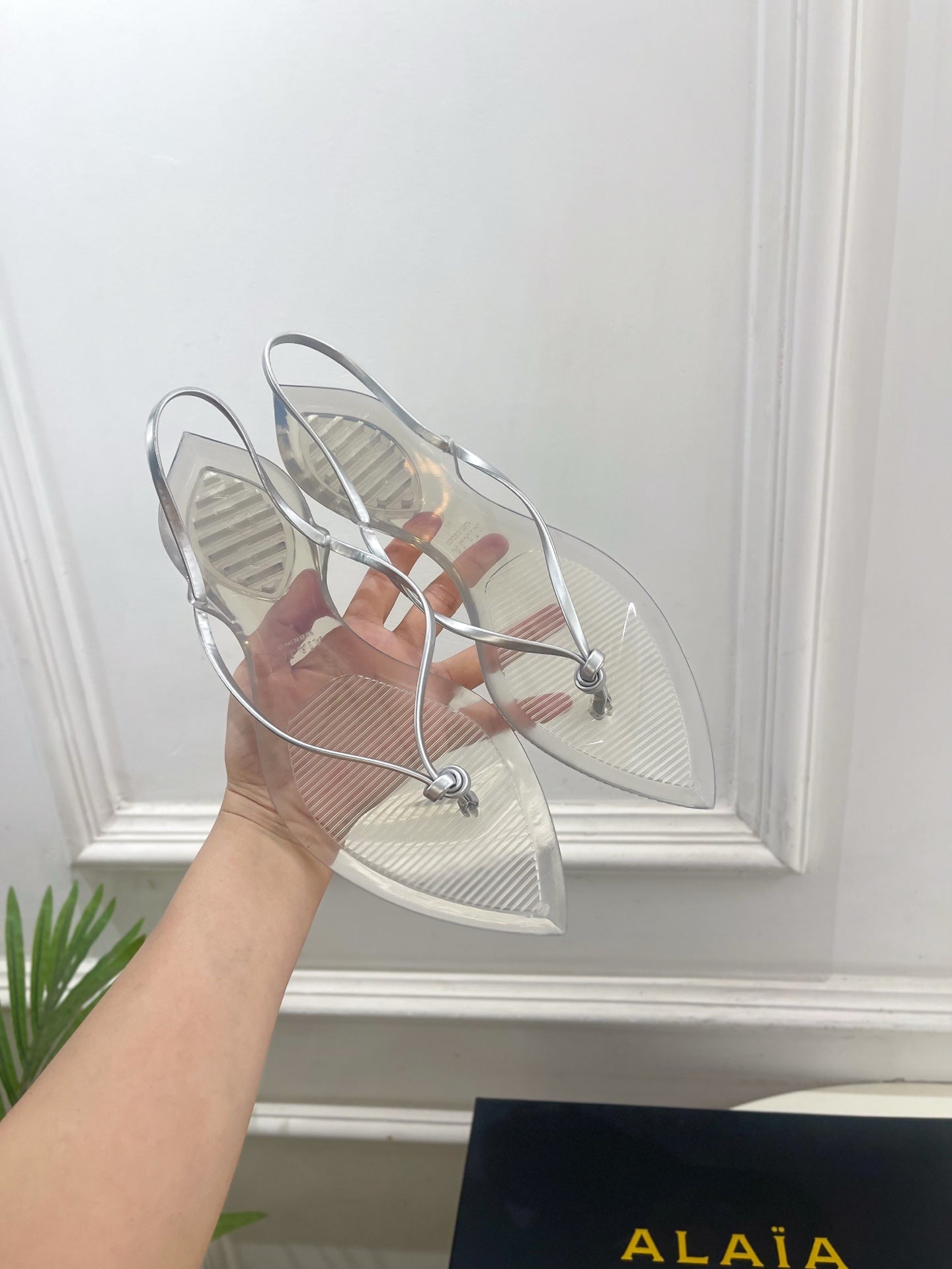 ALAIA 26S POINTED-TOE THONG SANDALS IN SILVER AND TRANSPARENT PVC