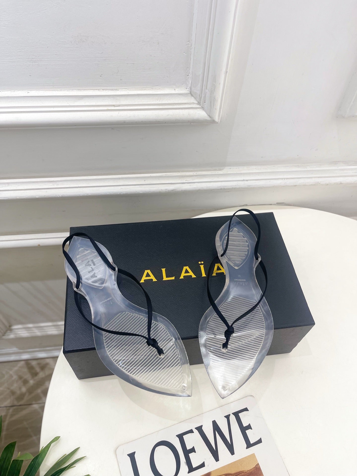 ALAIA 26S POINTED-TOE THONG SANDALS IN BLACK SATIN AND TRANSPARENT PVC
