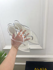 ALAIA 26S POINTED-TOE THONG SANDALS IN WHITE SATIN AND TRANSPARENT PVC