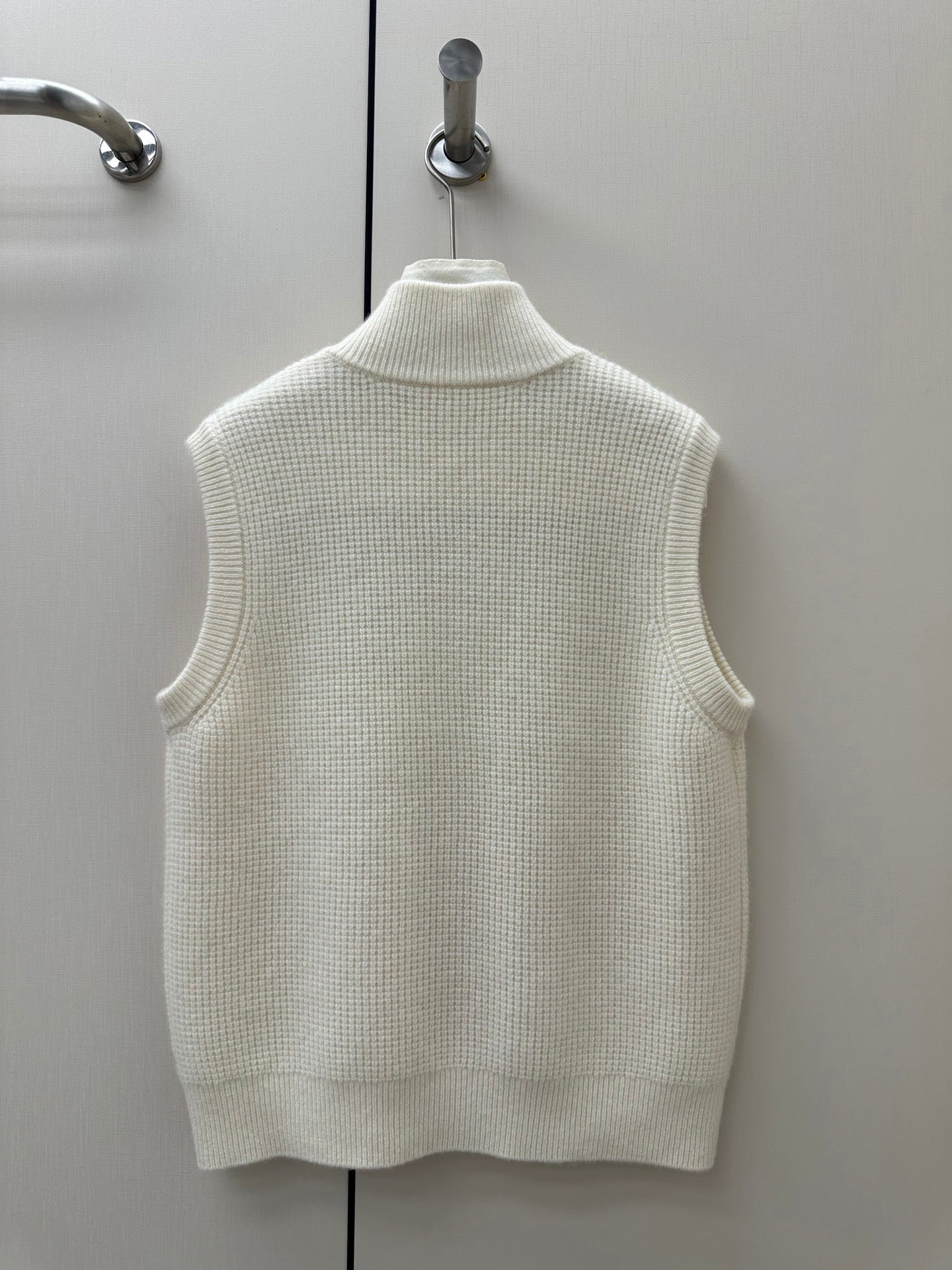 LORO PIANA 26S HIGH-NECK BUTTONED KNIT VEST 911