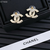 STUD EARRINGS IN GOLD METAL PEARLY WHITE AND CRYSTAL